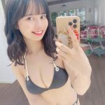 #ババババンビ 近藤沙瑛子、黒水着に包まれた透明感バストに釘付け