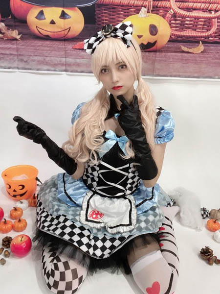 桃月なしこ、キョンシー・アリスに扮したハロウィンコスプレがスゴい!「最強すぎません??」