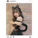 前田彩佳、肩出しセクシーな黒猫コスプレを披露
