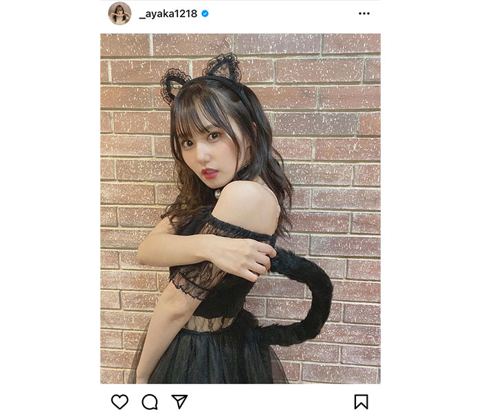 前田彩佳、肩出しセクシーな黒猫コスプレを披露