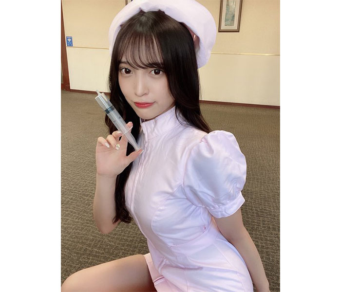 elsy 神谷樹里奈、強すぎるミニ丈ナース服コスプレで美脚チラ見せ