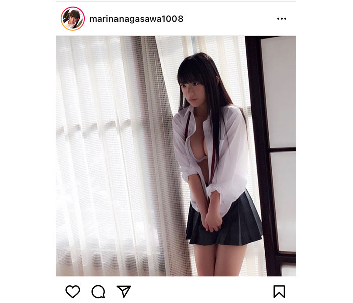 長澤茉里奈、『合法』な着崩し制服ショットで美乳チラリ