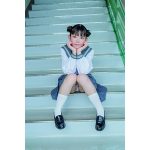長澤茉里奈、誕生日に制服ショット公開! 美脚広げ下着チラ見せ