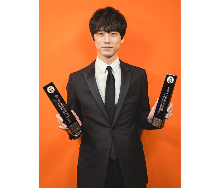 坂口健太郎、「ソウルドラマアワード2021」でアジアスター賞を受賞「もう一度、（兜の）緒を締め直します」