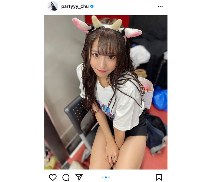 清水里香、牛コスプレの上目遣いと美脚披露に「もぉーかわいい」