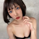 霜月めあ、下着姿で魅せるくびれ美ボディ披露