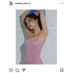 佐野ひなこ、キャミソール姿の脇見せショットで美ボディラインあらわ