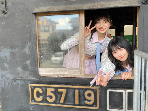 NGT48 佐藤海里、「鉄道のまち」新津で所縁のある200系と2ショット