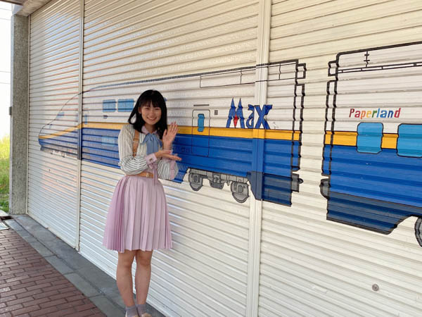 NGT48 佐藤海里、「鉄道のまち」新津で所縁のある200系と2ショット