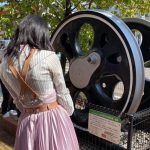NGT48 佐藤海里、「鉄道のまち」新津で所縁のある200系と2ショット