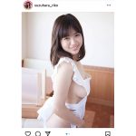 鈴原りこ、「裸エプロン」で横乳ライン見せつけ