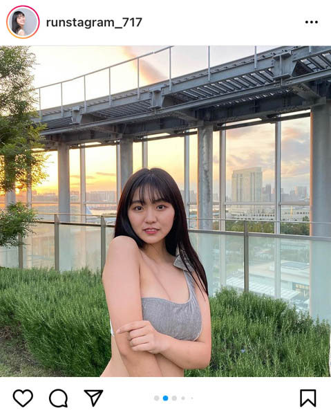 豊田ルナ、夕陽をバックに水着姿で癒しの笑顔を届ける