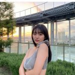 豊田ルナ、夕陽をバックに水着姿で癒しの笑顔を届ける
