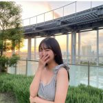 豊田ルナ、夕陽をバックに水着姿で癒しの笑顔を届ける