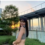 豊田ルナ、夕陽をバックに水着姿で癒しの笑顔を届ける