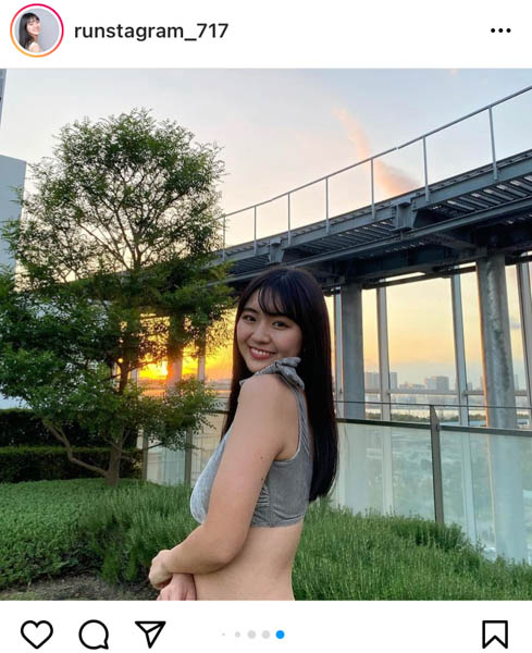 豊田ルナ、夕陽をバックに水着姿で癒しの笑顔を届ける