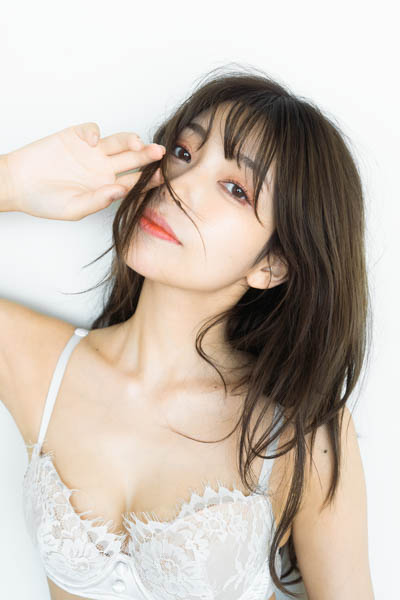 元『Ranzuki』専属モデル長谷川万射が嬉野ゆみ写真集に友情出演