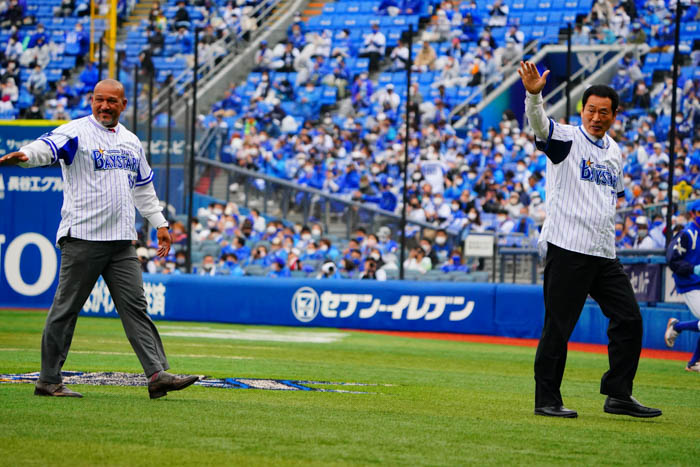 横浜DeNAベイスターズ・中畑清氏とアレックス・ラミレス氏、元監督2人がセレモニアルピッチに登場