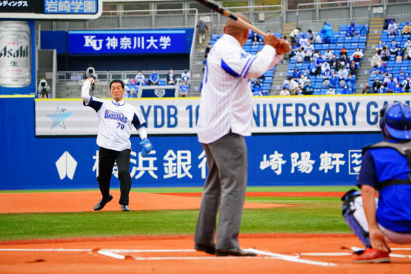 横浜DeNAベイスターズ・中畑清氏とアレックス・ラミレス氏、元監督2人がセレモニアルピッチに登場