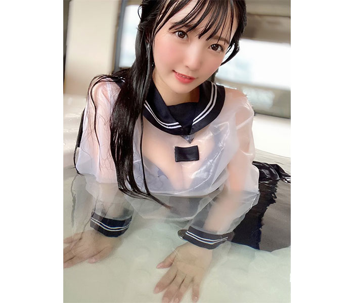 由良ゆら、ずぶ濡れセーラー服から透けた黒水着がセクシーすぎる!!