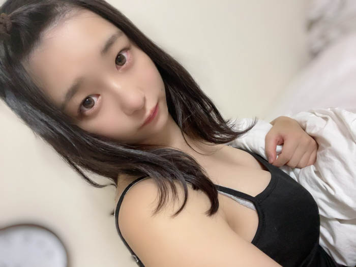 我妻ゆりか、肌見せタンクトップ姿で透明素肌見せつけ!