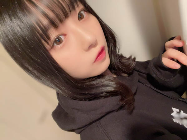 我妻ゆりか、肌見せタンクトップ姿で透明素肌見せつけ!