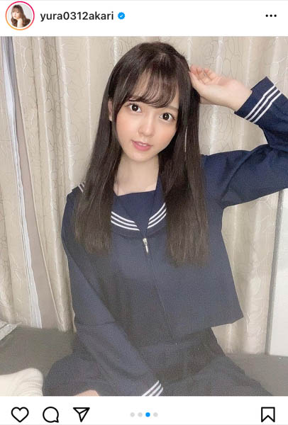 由良朱合、セーラー服姿でポニーテールを結ぶ仕草の写真を公開