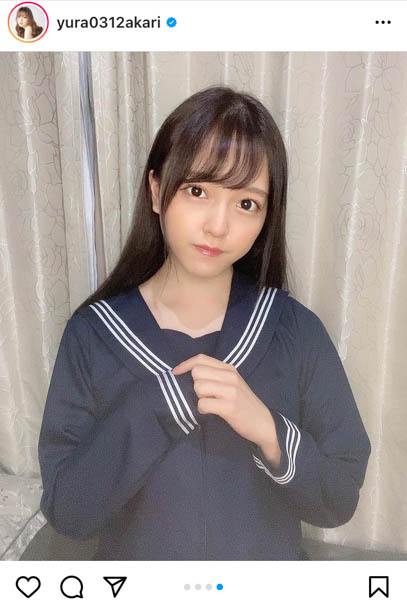 由良朱合、セーラー服姿でポニーテールを結ぶ仕草の写真を公開