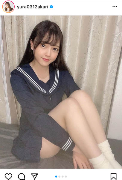 由良朱合、セーラー服姿でポニーテールを結ぶ仕草の写真を公開