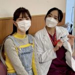 ドラマ『言霊荘』西野七瀬･森田望智、名札をアピールするお茶目オフショット公開