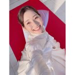足立梨花、ウェディングドレスの自撮りショット公開