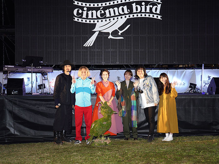 齊藤工発案の移動式映画館「cinéma bird」が葛西臨海公園で野外上映