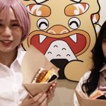 【動画】コスプレイヤー・東口優希、池袋でポークたまごおにぎりカフェを突撃！女子高生アンバサダー・一条麗と食レポ対決！