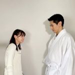 ドラマ『言霊荘』西野七瀬・永山絢斗、ホワイトコーデでにらめっこするお茶目なオフショット公開