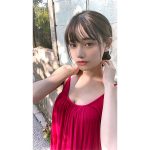 コスプレイヤー・あかせあかり、赤いワンピースと白肌のデコルテで美麗ポートレート披露