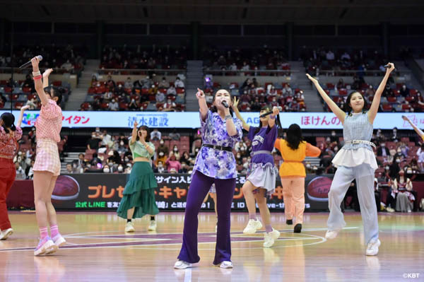 BEYOOOOONDSがBリーグハーフタイムショーで熱唱パフォーマンス!