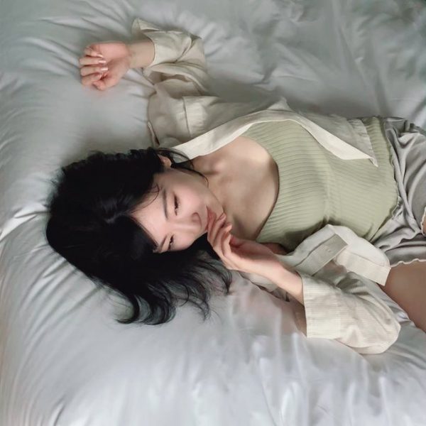 前島亜美、無防備な寝起きショットで胸元&デコルテ披露!!「なんか新鮮」「綺麗過ぎてツラい」