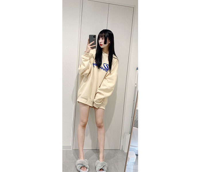 藤川らるむ、ゆるっとしたラフコーデで美脚全開!