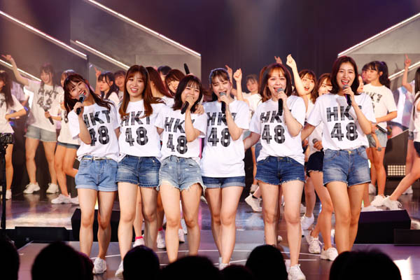 HKT48、10周年特別公演で2022年ツアーをサプライズ発表