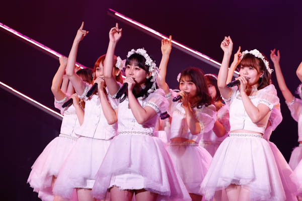 HKT48、10周年特別公演で2022年ツアーをサプライズ発表