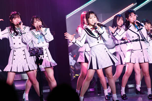 HKT48、10周年特別公演で2022年ツアーをサプライズ発表