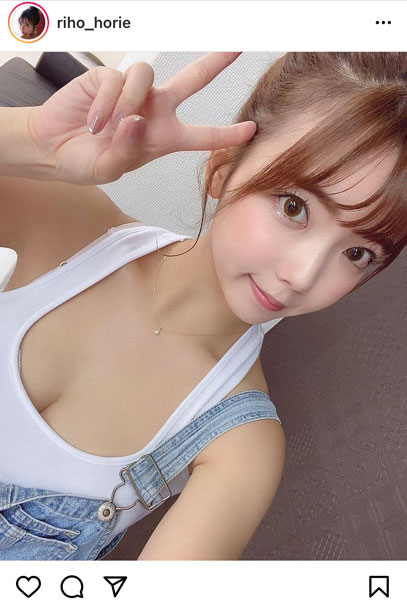 堀江りほ、タンクトップ姿の自撮りショットで美乳ラインあらわに!