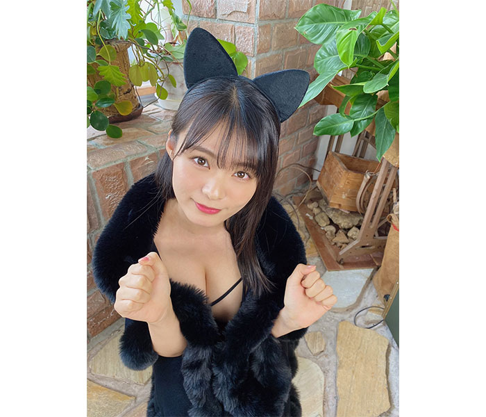 星名美津紀が黒猫に変身! 色白美乳をチラ見せ