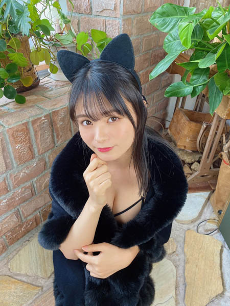 星名美津紀が黒猫に変身! 色白美乳をチラ見せ