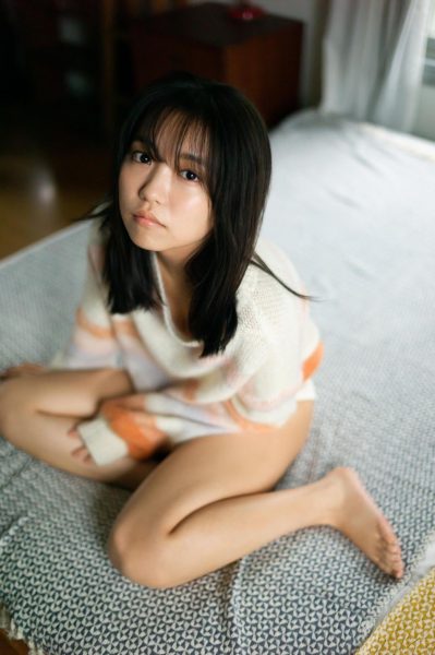 大原優乃、アンニュイな眼差しで見つめるグラビアアザーカット公開