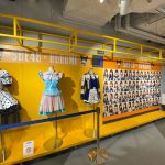 SKE48×サンリオ「KUROMI」がコラボしたポップアップストアがオープン! 衣装展示にメンバーのサインも