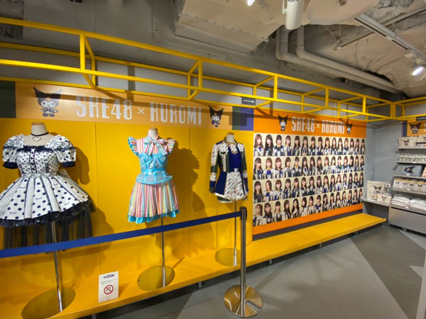 SKE48×サンリオ「KUROMI」がコラボしたポップアップストアがオープン! 衣装展示にメンバーのサインも