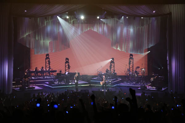 【ライブレポート】コブクロ、2年ぶりの有観客ツアーが地元大阪で完結! 「またいつか大きな声で、みんなで歌おう!」