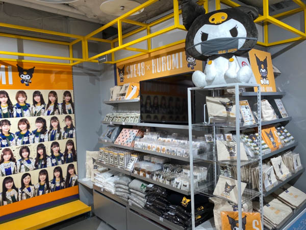 SKE48×サンリオ「KUROMI」がコラボしたポップアップストアがオープン! 衣装展示にメンバーのサインも