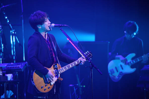 【ライブレポート】コブクロ、2年ぶりの有観客ツアーが地元大阪で完結! 「またいつか大きな声で、みんなで歌おう!」